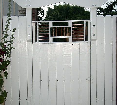 Side Gate