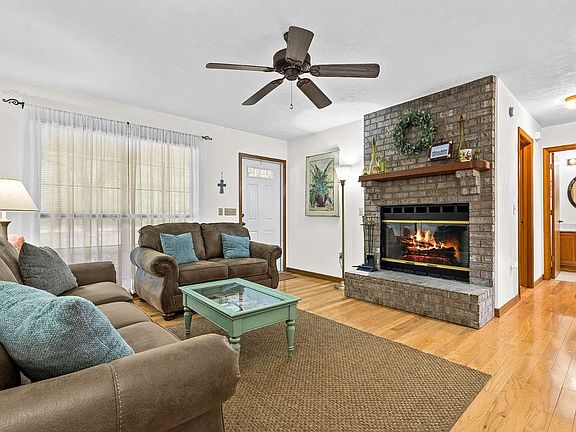5th image of 131 SE Leslie Wood Ln