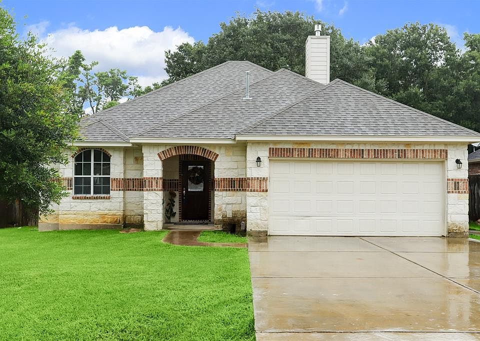 This quaint home in a cute neighborhood is ready for new owners!