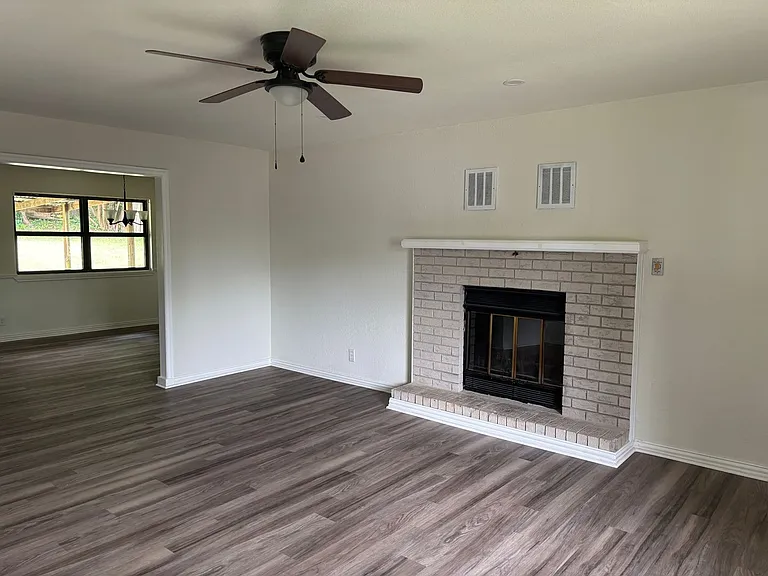 217 Ross Ave — Photo 2