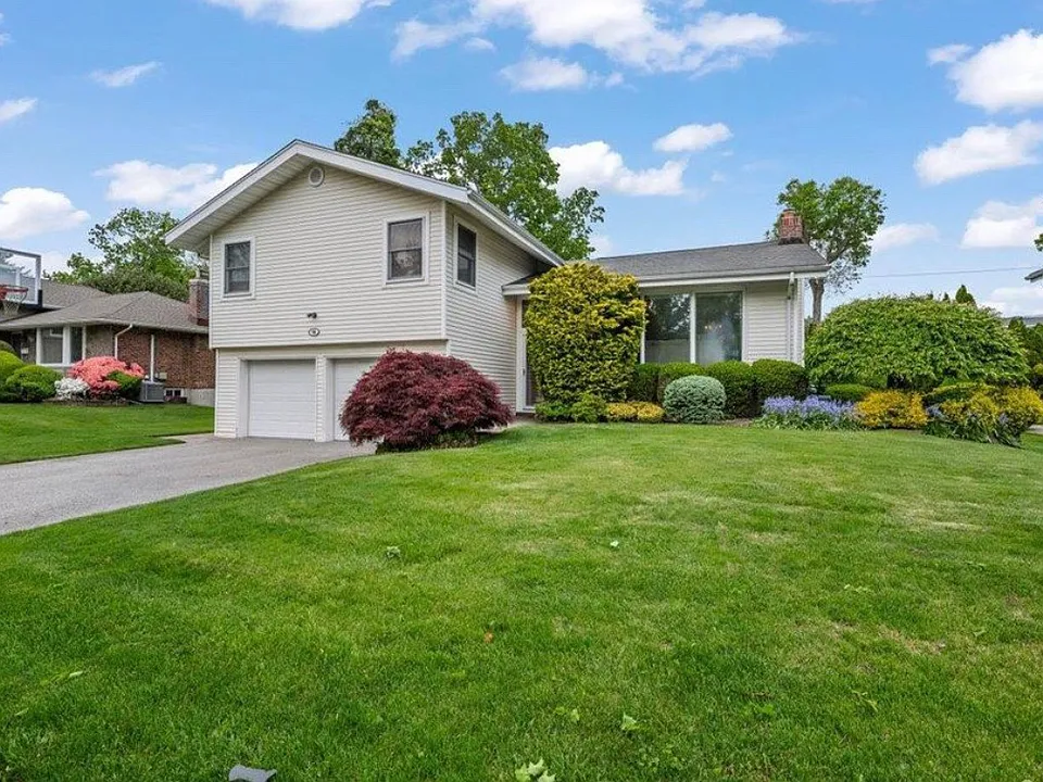 56 Middle Ln