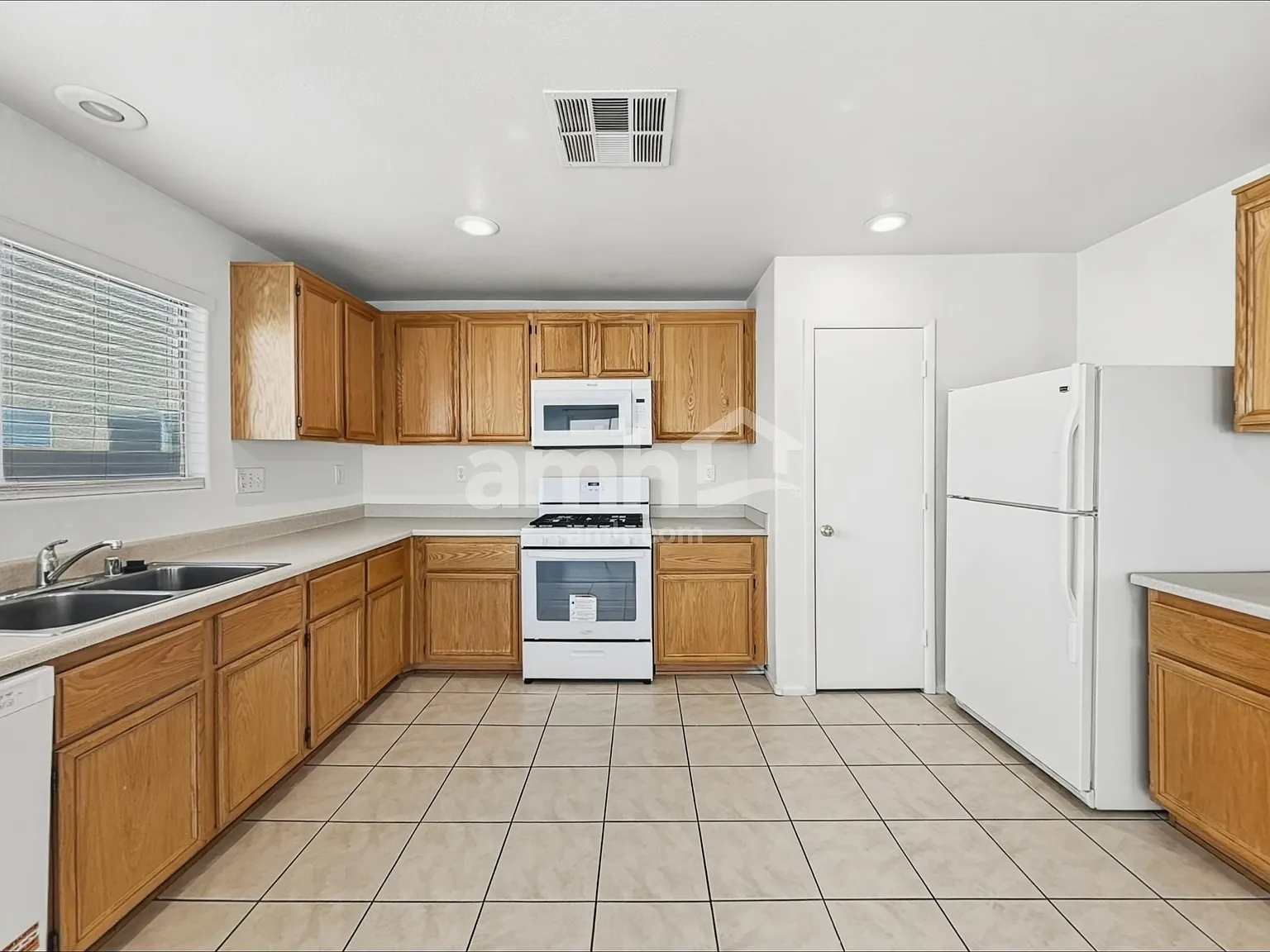 3 bed, 2.5 bath, 1478 sqft, $1,925 — Photo 3