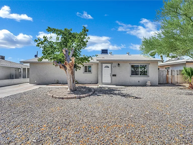 1050 Hassett Ave — Photo 4