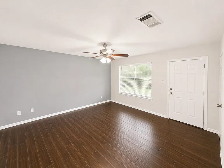 203 W Willow St — Photo 6