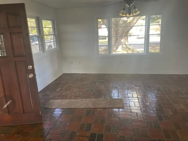 2402 King Ave — Photo 2