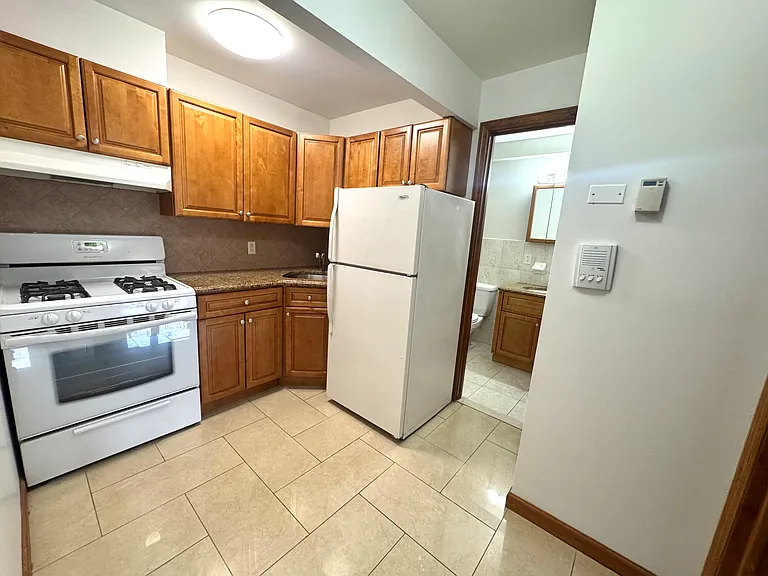 25-83 35th St #2R — Photo 2