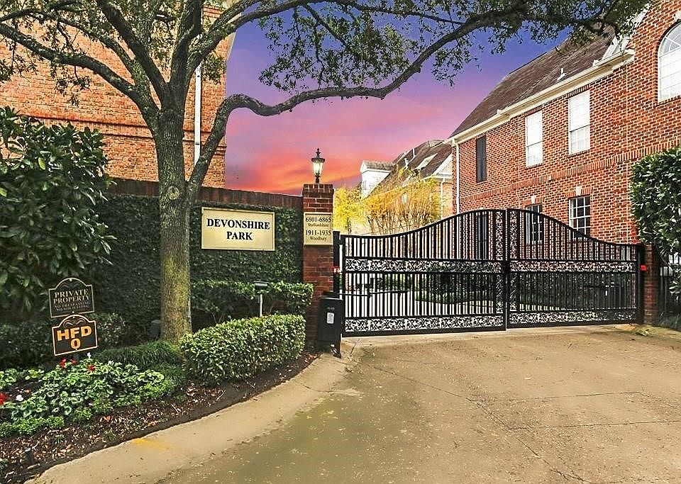 Private Gated Community walking distance to the Medical Center...Ditch the car and enjoy walking to work!