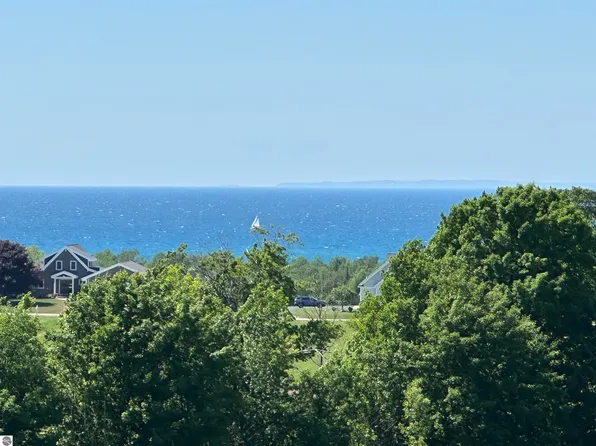 12 Foxview Dr, Charlevoix, MI 49720