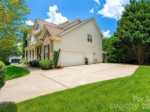 4th image of 10209 Treetop Ln