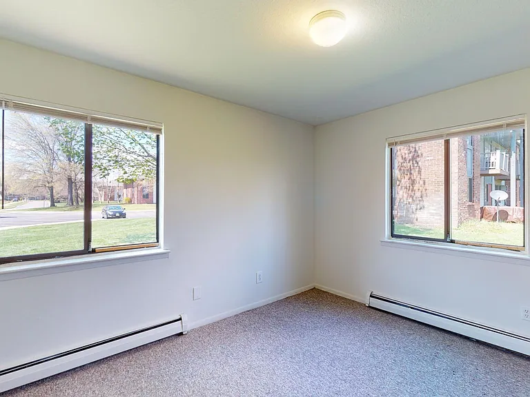 Mallard Cove Apartments — Photo 8