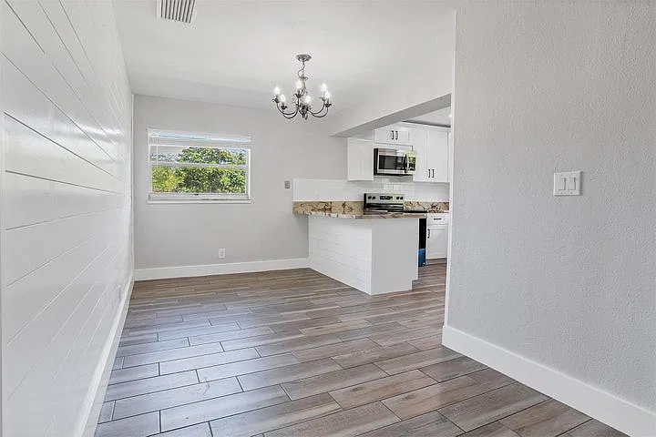 10131 NW 35th St — Photo 4