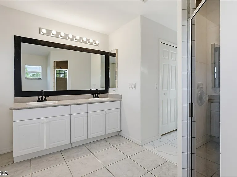 1403 Curtis Ave S — Photo 17