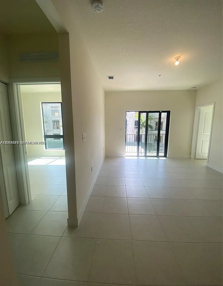 3 bed, 1124 sqft, $3,450 — Photo 3