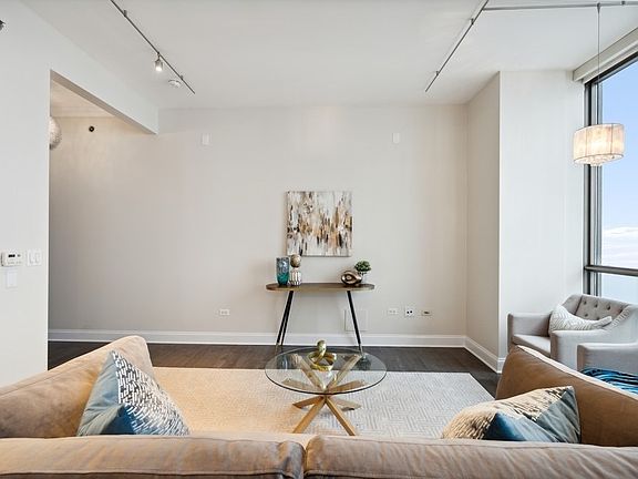 5th image of 21 E Huron St APT 4001