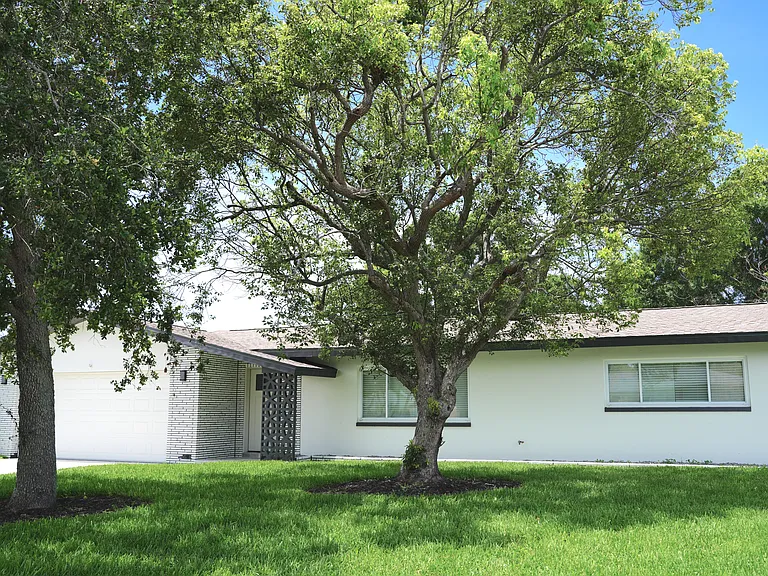 13795 Antigua Dr — Photo 4