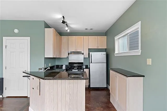 2 bed, 2.5 bath, 1415 sqft, $1,800 — Photo 4