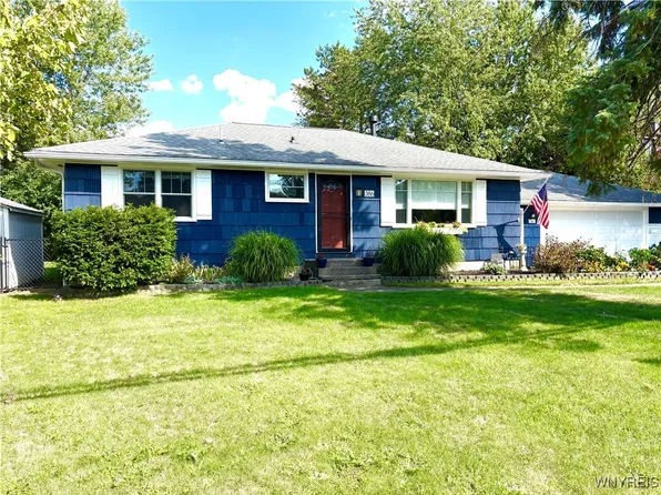 386 Sunset Dr, Hamburg, NY 14075