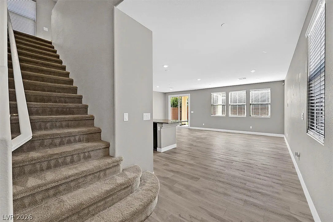 5 bed, 4.0 bath, 2467 sqft, $3,600 — Photo 3