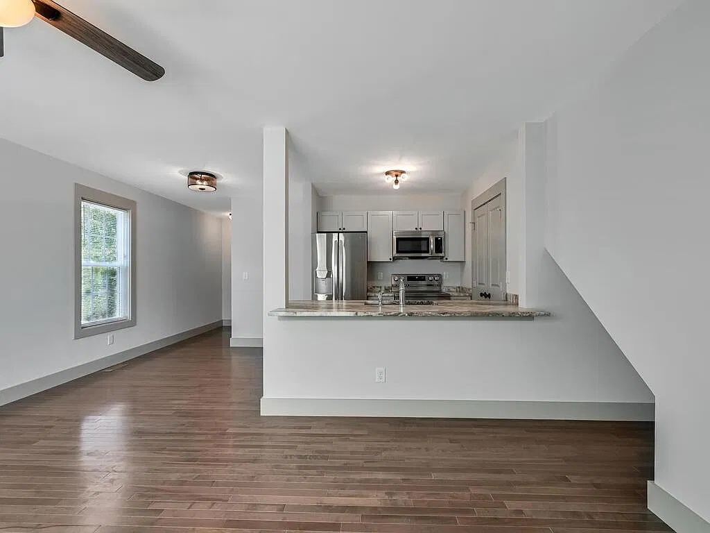 3 bed, 1300 sqft, $1,900 — Photo 4