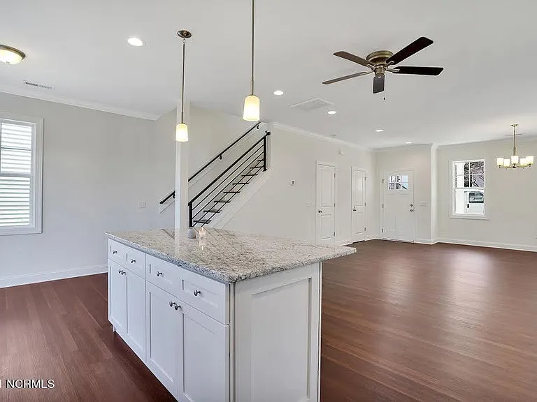 1007 Campbell St — Photo 12
