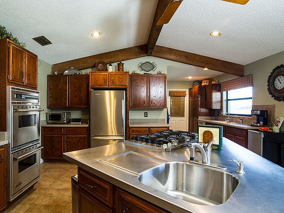 Kitchen w/ stainless island