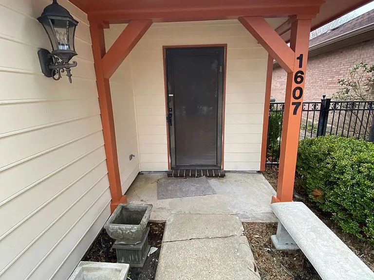 1607 Salisbury Pl — Photo 3