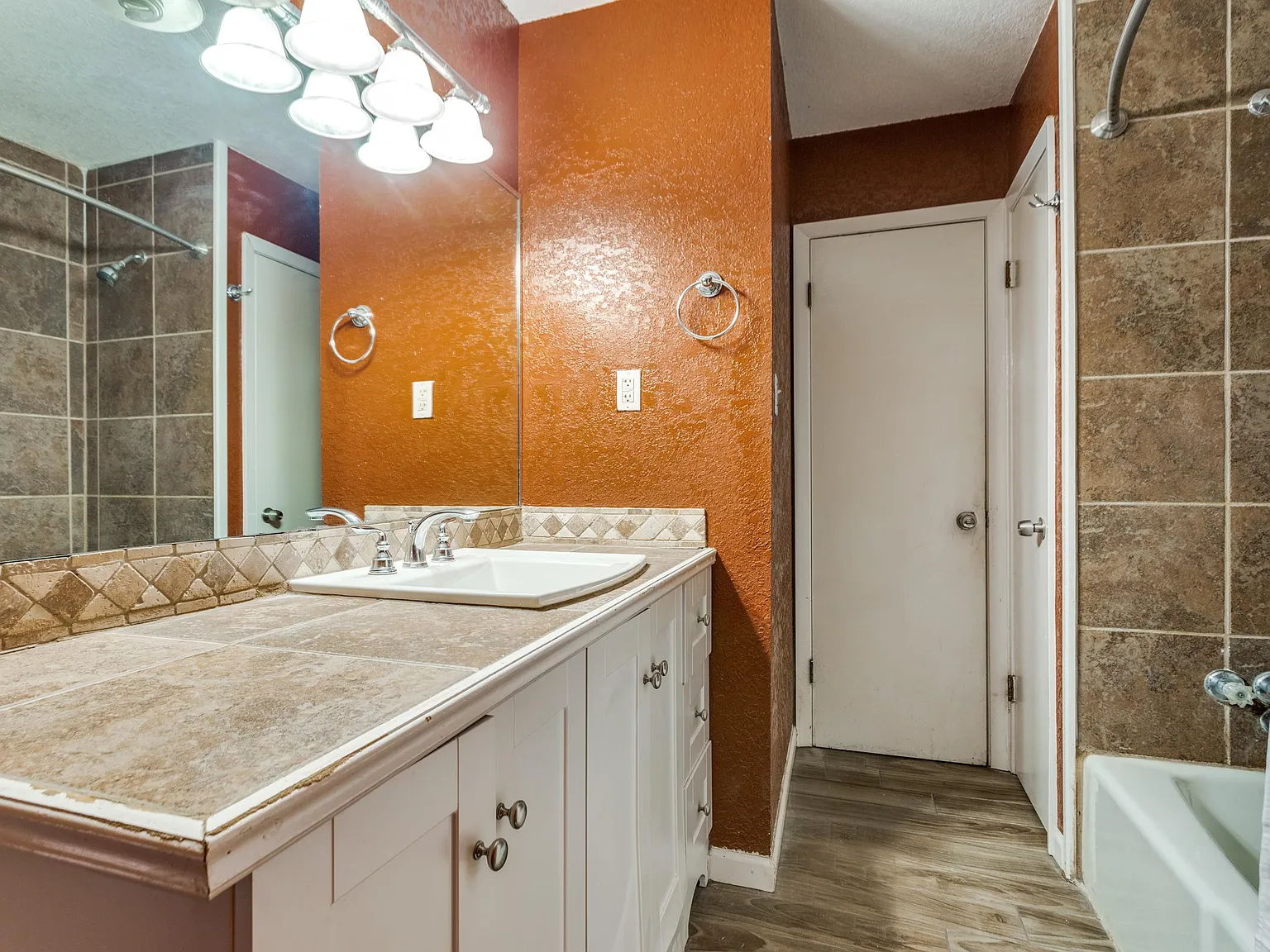4 bed, 3.0 bath, 2362 sqft, $979 — Photo 4