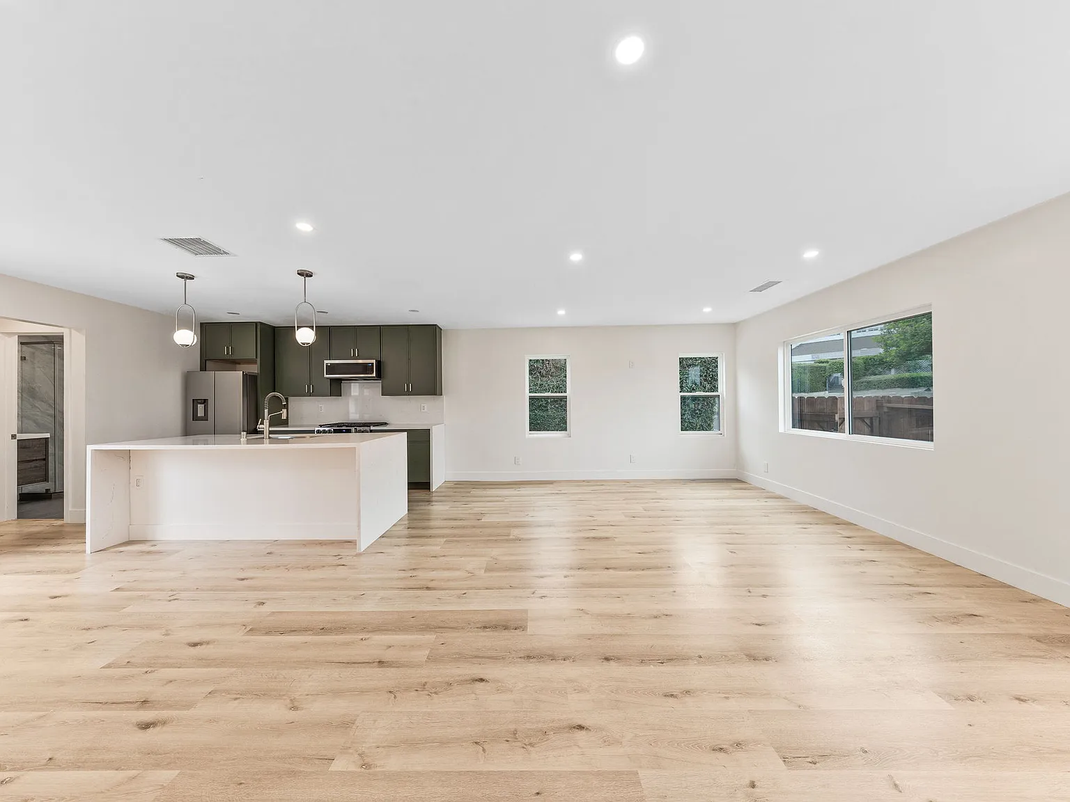 3839 Fountain Ave — Photo 4