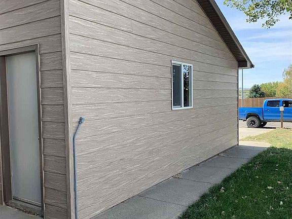 3rd image of 905 Skyline Dr