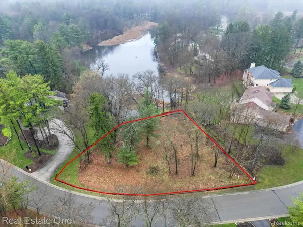 1697 Deer Path Trl, Oxford, MI 48371