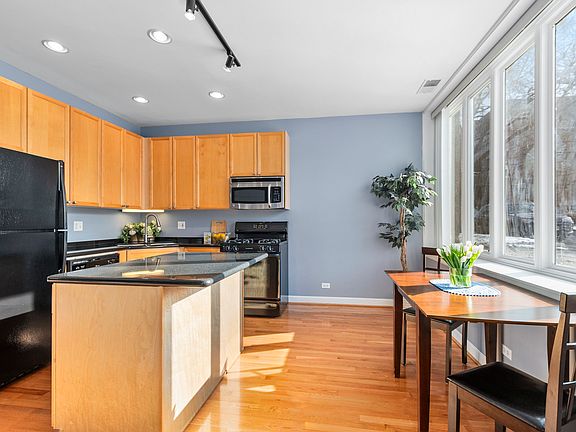 5th image of 1636 W Melrose St APT 102