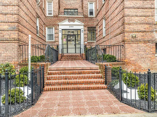 Sold by REMAX Distinguished Homes | media 34