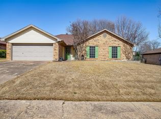 404 Overcrest Dr, Benbrook, TX 76126