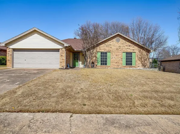 404 Overcrest Dr, Benbrook, TX 76126