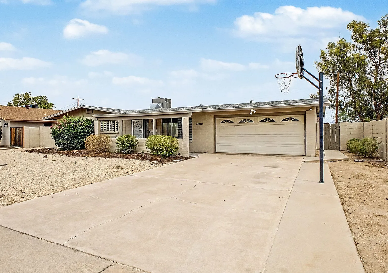 Gorgeous 3bed/2bath Home W/Pool In North Glen Square — Photo 2
