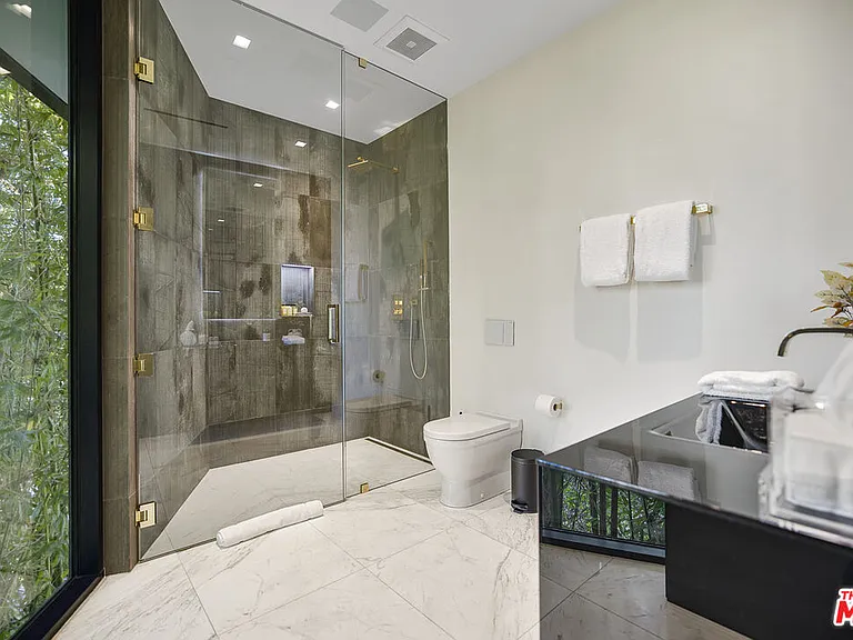 1369 Londonderry Pl — Photo 43