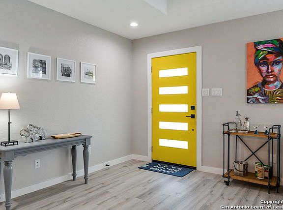 4th image of 2407 W Woodlawn Ave