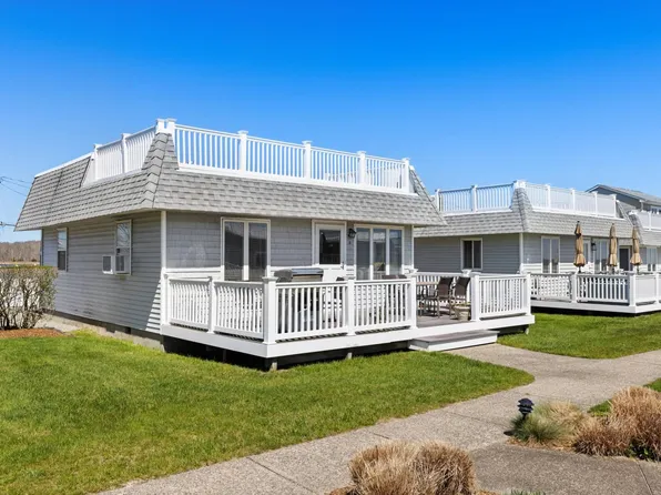 32 Bay Ave APT 8, East Quogue, NY 11942