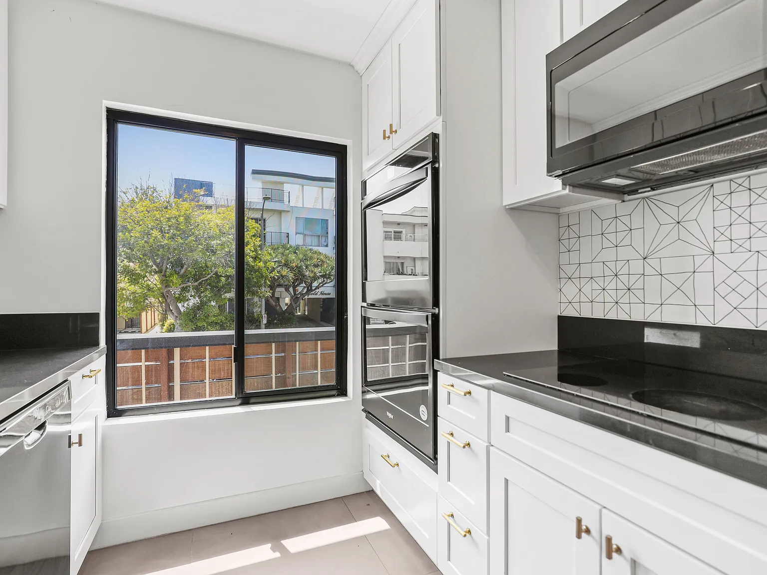 1480 S Canfield Ave — Photo 4
