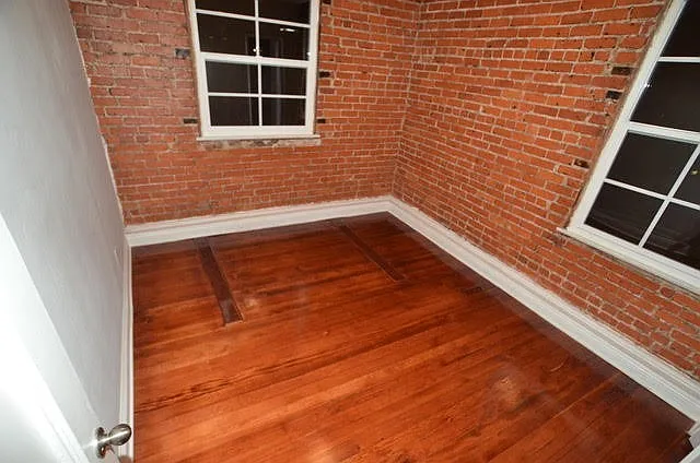 La Chandelle Apts...Charming building...Renovated Apartments Available...Hardwood Floors! — Photo 27