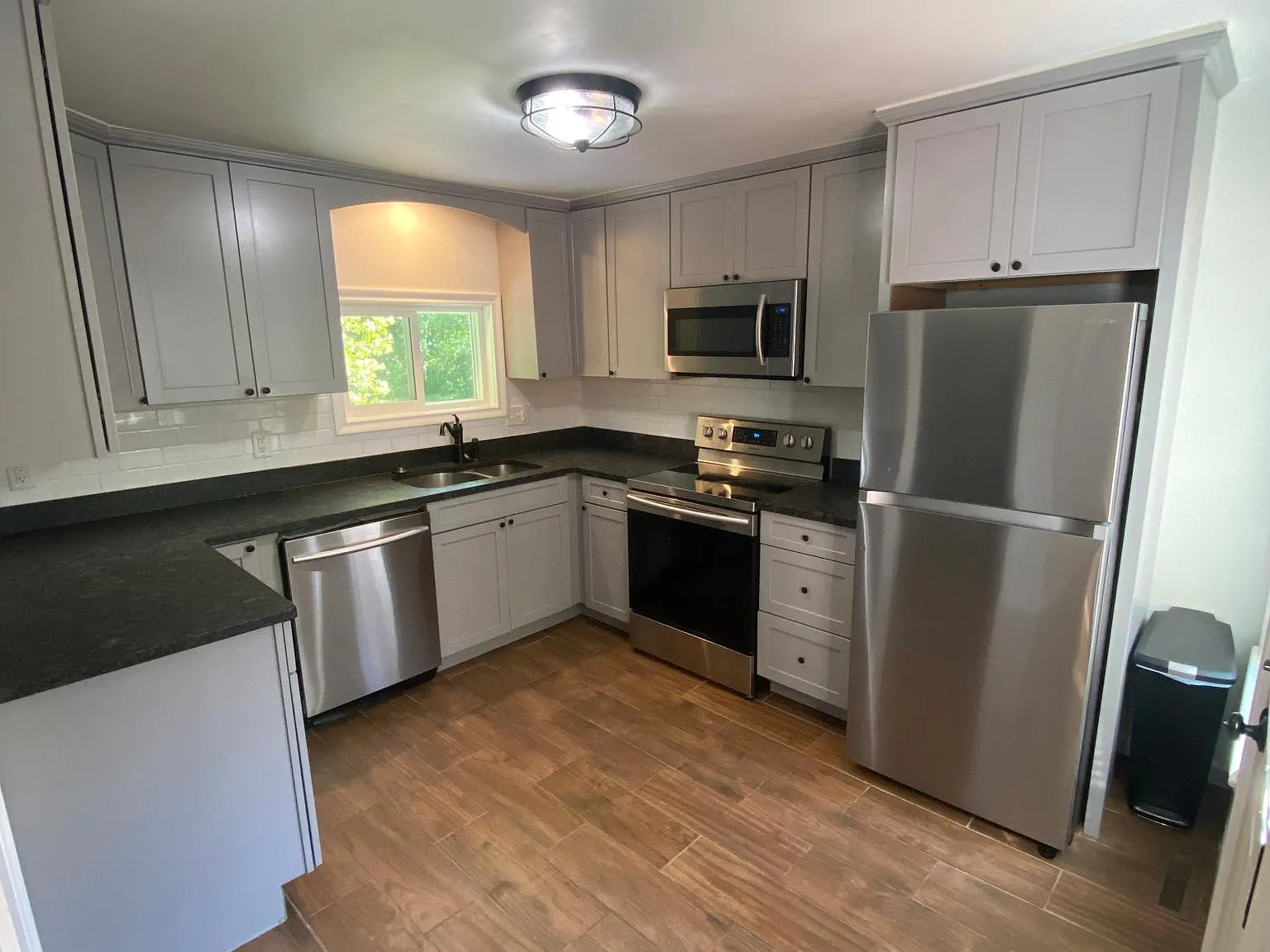 2 bed, 906 sqft, $2,400 — Photo 2