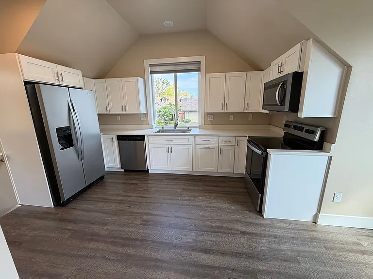 804 E Connecticut St — Photo 3