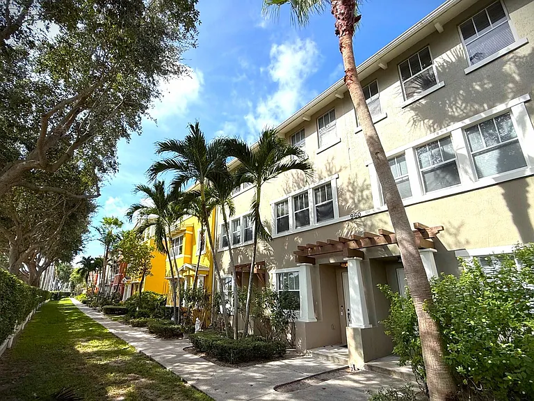 960 Millbrae Ct #4 — Photo 2