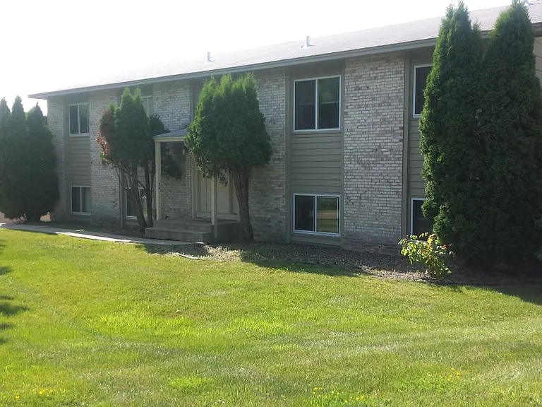 Only 4 units in building- not a huge complex with tons of pe