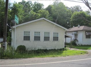 410 Cross Lanes Dr, Nitro, WV 25143