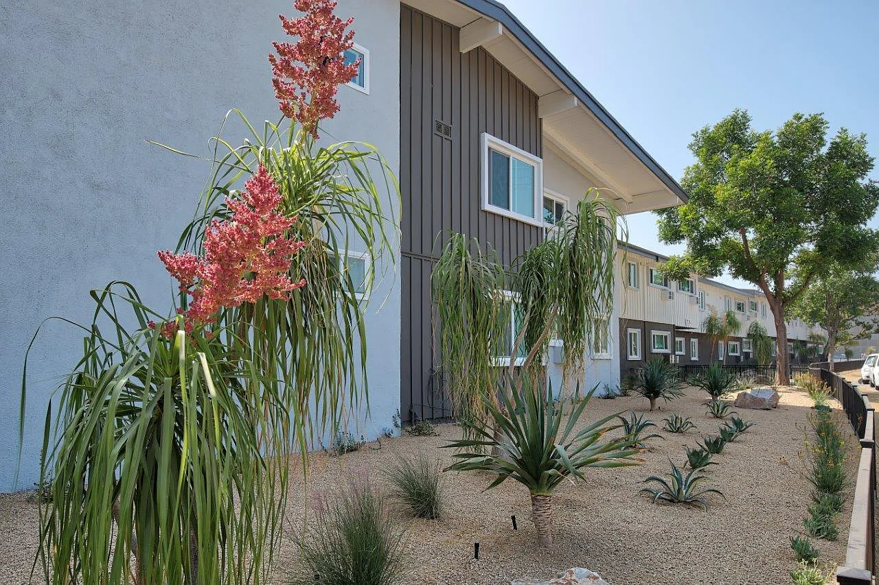 Luxe at Burbank — Photo 3