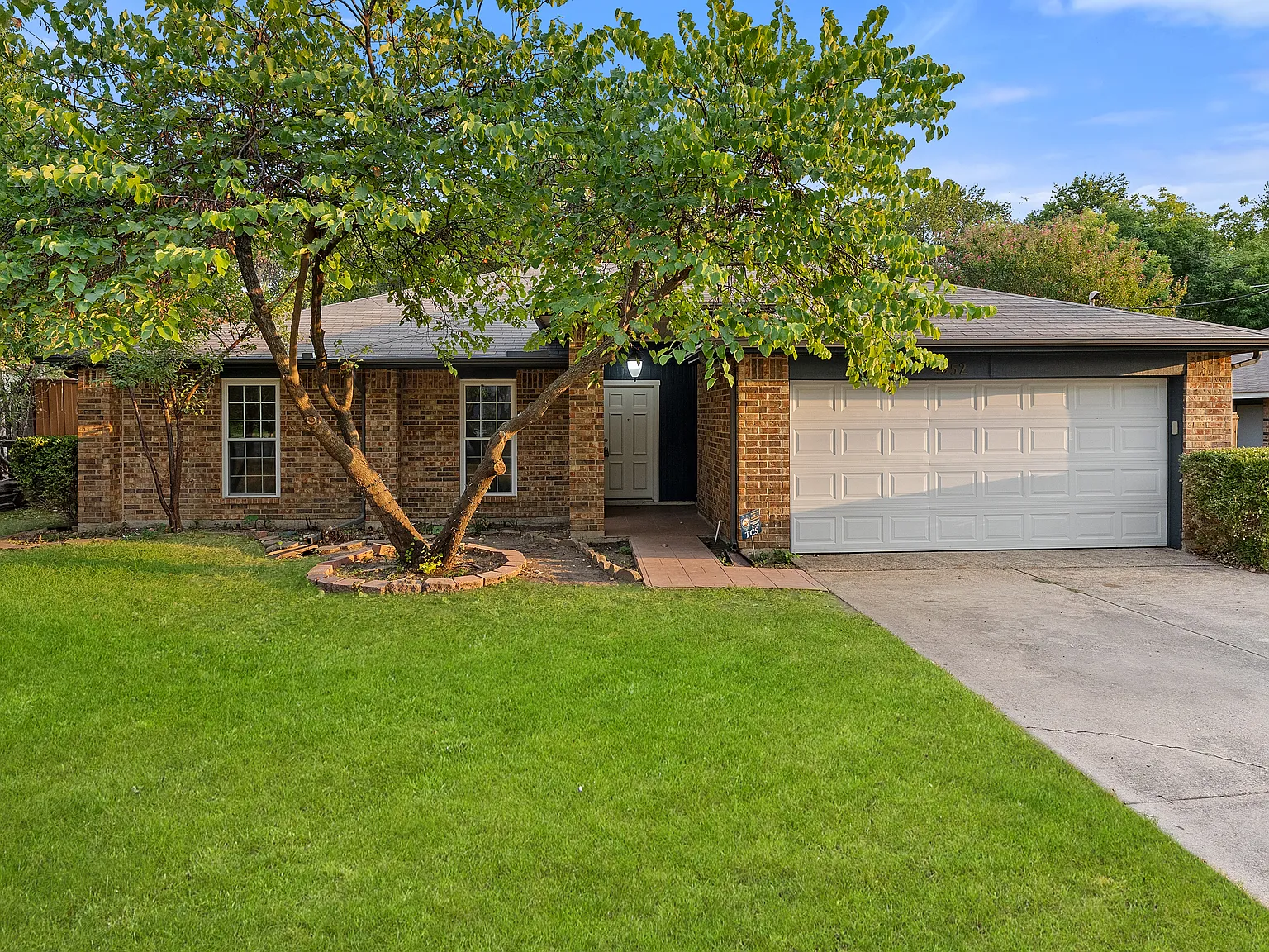 4 bed, 1909 sqft, $2,900 — Photo 2
