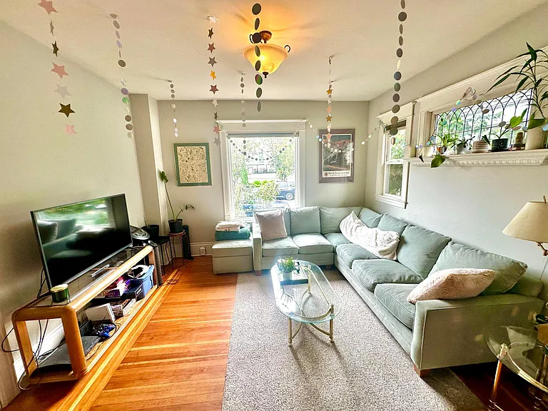 2217 Franklin Ave E — Photo 5