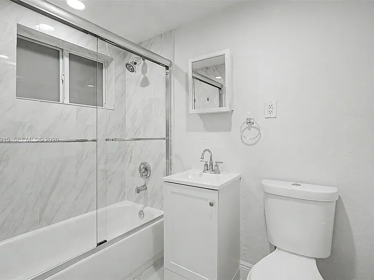 25 Menores Ave #8 — Photo 4