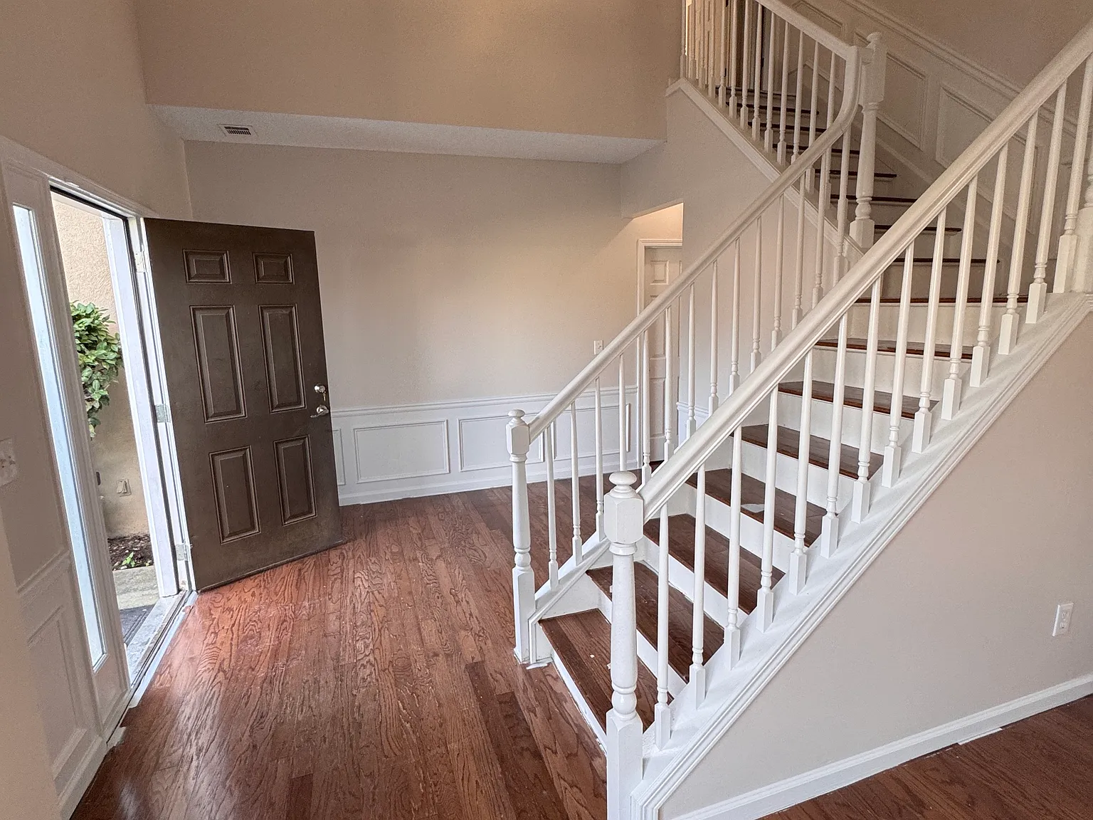 4 bed, 2.5 bath, 2328 sqft, $2,490 — Photo 3